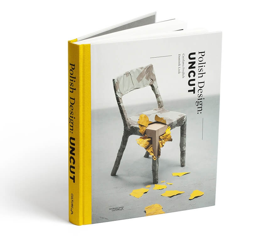 okładka książki, grzbiet żółty, za froncie zdjęcie drewnianego krzesła zapakowanego w w papier, który jest częściowo rozerwane na rancie mebla.
